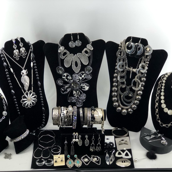 Beautiful Vintage To Now Lot With Beautiful Statement Necklaces - Picture 10 of 10